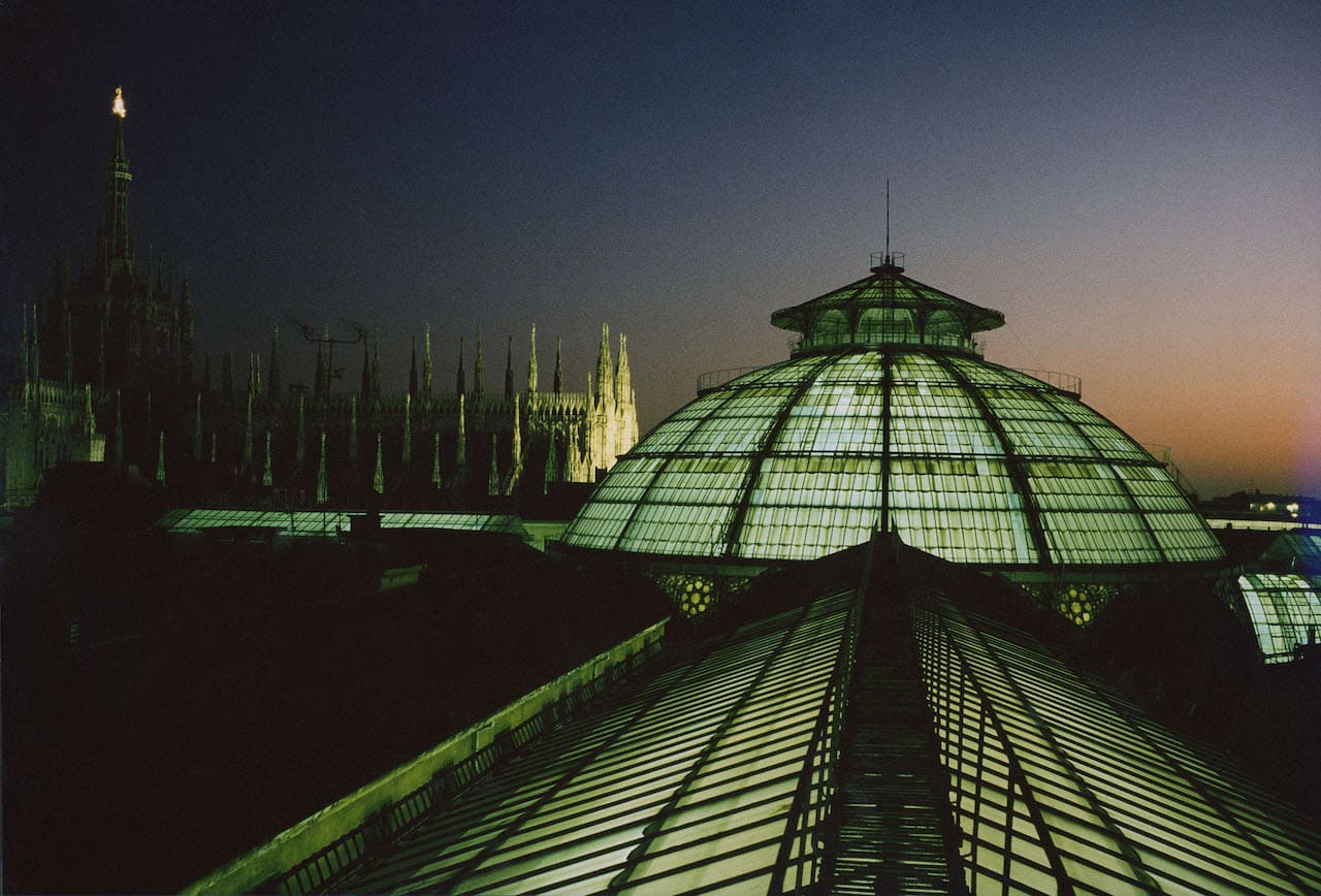 Mario De Biasi: Cupola della Galleria Vittorio Emanuele II e il Duomo al tramonto, 1983, PdA per AIL stampa su carta fotografica, Courtesy Archivio Mario De Biasi, cm 30,5x45