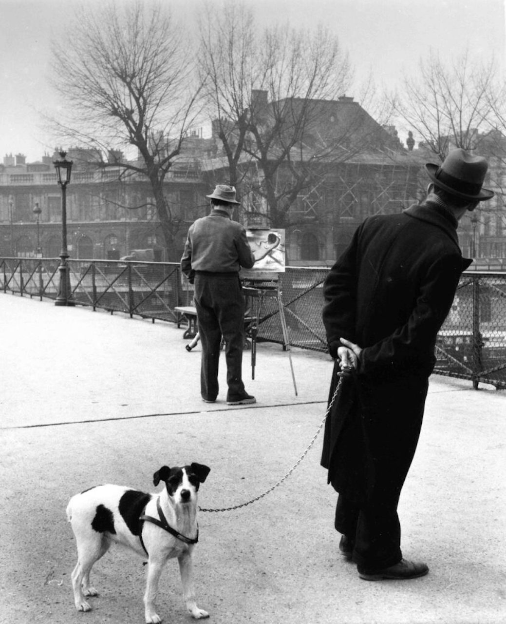 Robert Doisneau, Fox terrier au pont des Arts, 1953 © Robert Doisneau