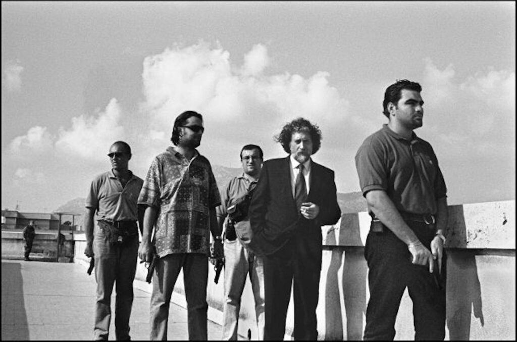 Il magistrato Roberto Scarpinato con la sua scorta sui tetti del Tribunale. Palermo, 1998 © Archivio Letizia Battaglia