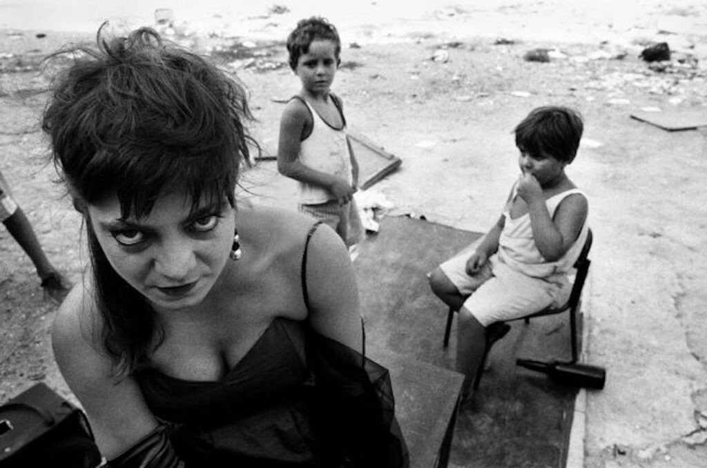 Serena recita all’aperto per i bambini del quartiere Capo. Palermo, 1990 © Archivio Letizia Battaglia