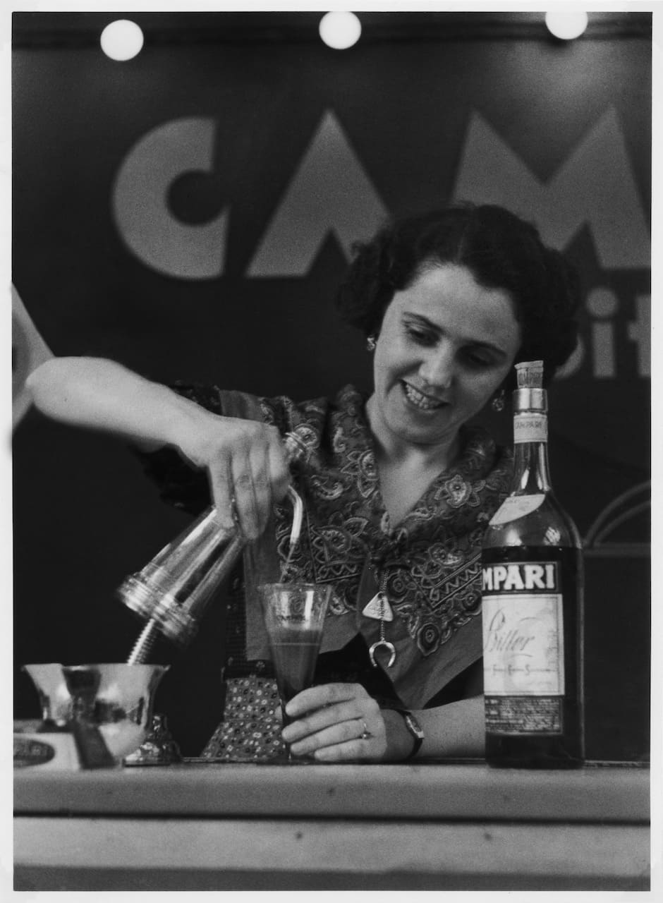 Donna che prepara Campari con Seltz, Svizzera, anni Trenta / 1930s, Archivio / Archive Galleria Campari