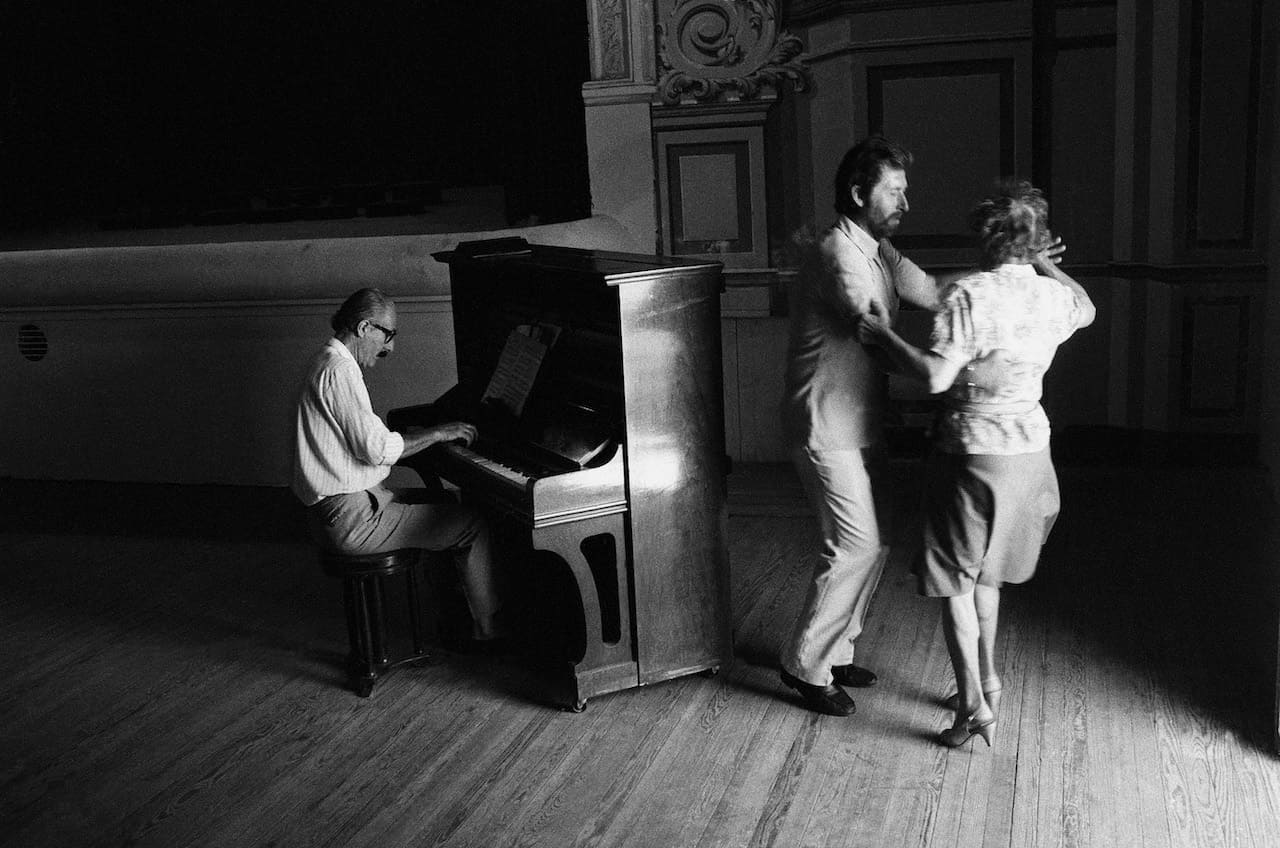 El Paraiso: entrada provisoria Al piano Roberto Pairone, Fernando Bai danza con Emma Barale de Mondino Argentina, Vila, 1990