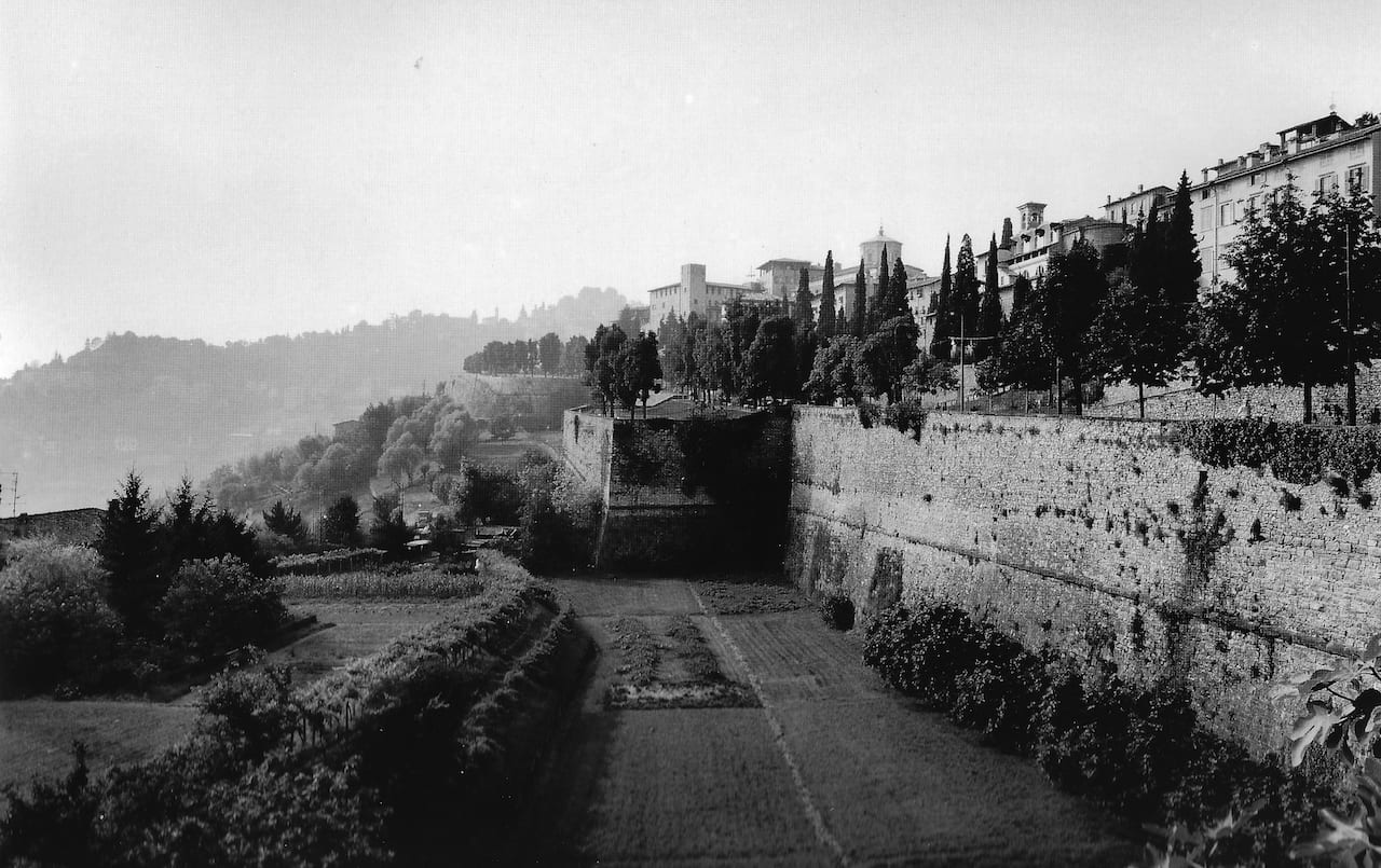 Gabriele Basilico, Bergamo alta, il versante sud ovest delle mura veneziane, 1998, Collezione ANCE Bergamo, Courtesy Archivio Gabriele Basilico