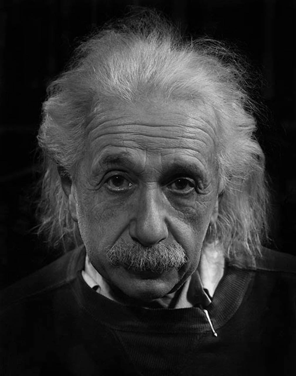 Lo scienziato Albert Einstein ritratto nella sua casa a Princeton, New Jersey, 1947 © Philippe Halsman Archive 2023