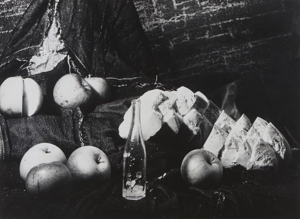 Mario Giacomelli Natura morta con mele, 1956 Stampa su carta alla gelatina ai Sali d’argento Dalla Raccolta fotografica di Mario Giacomelli di proprietà del Comune di Lonato del Garda (inv. n. 101) © Archivio Mario Giacomelli