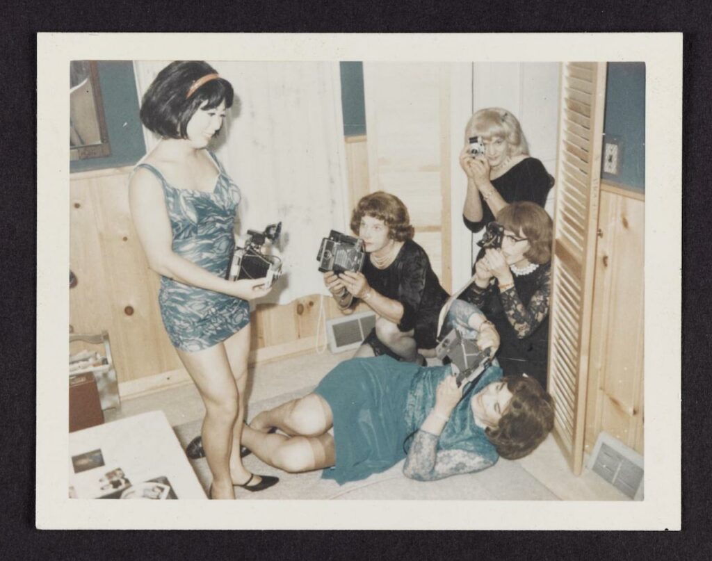 Attributed to Andrea Susan. Photo Shoot with Lili, Wilma, and friends, Casa Susanna, chromogenic print, Hunter, New York, 1964-1967. Courtesy Art Gallery of Ontario. Collection Art Gallery of Ontario, Toronto. Purchase, with funds generously donated by Martha LA McCain, 2015. Photo © AGO