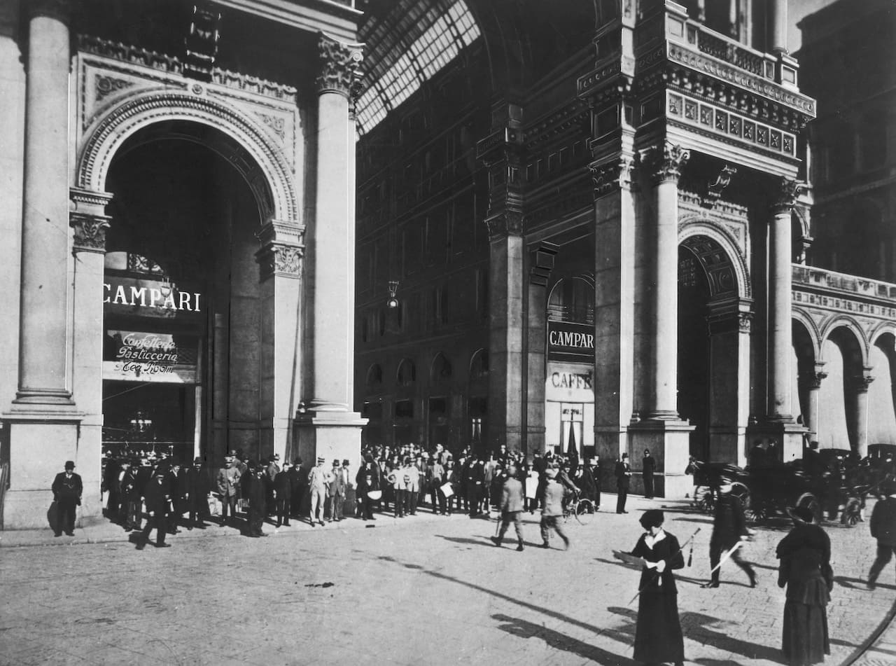Piazza del Duomo Bar Campari, 1919-20, Archivio / Archive Galleria Campari