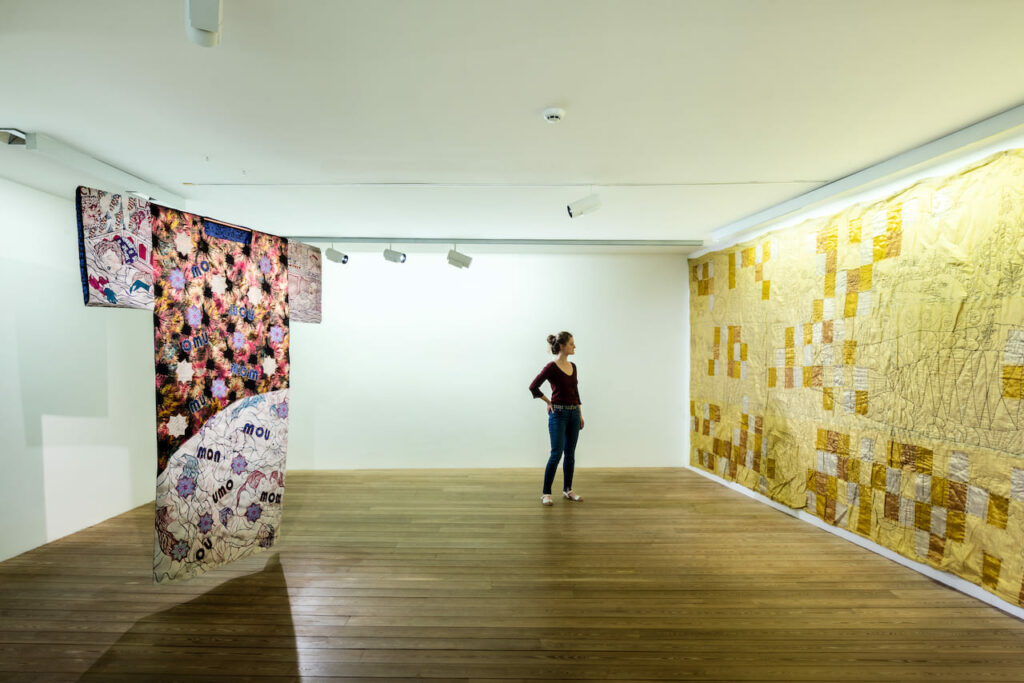 Installation view, from left to right: Nadira Husain, Ancestors, mom, 2022 Courtesy of the artist and PSM Berlin Pradip Das, Golden Wall, 2022 Courtesy of the artist Foto: Ivo Corrà