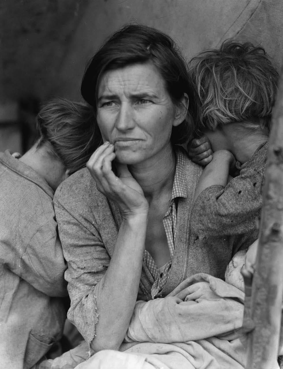 Dorothea Lange: Migrant Mother (Destitute pea pickers in California. Mother of seven children. Age thirty-two), Nipomo, California, 1936, Farm Security Administration, Office of War Information Photograph Collection, Library of Congress Prints and Photographs Division Washington, D.C., USA
