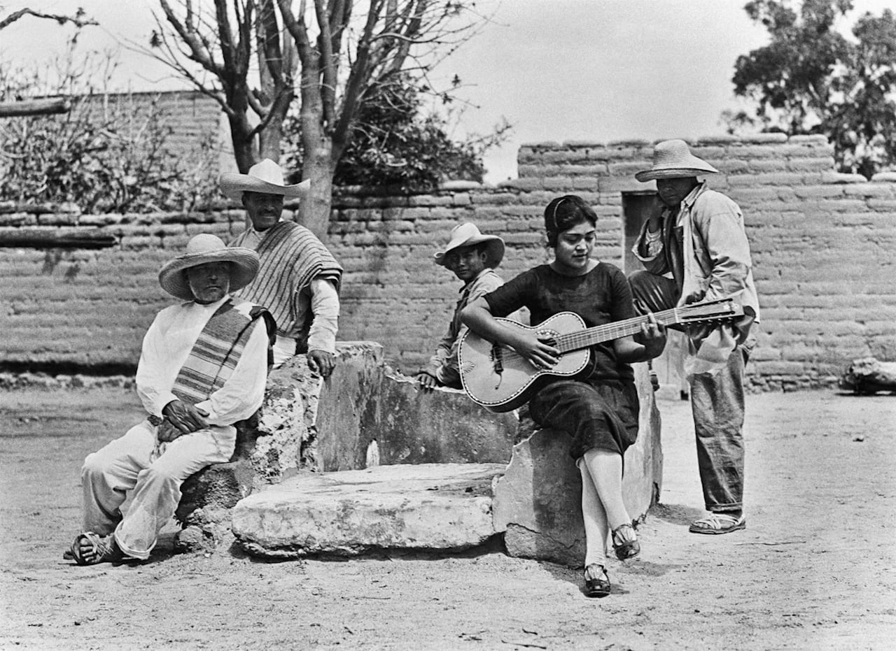 Tina Modotti, Concha Michel e i suoi assistenti all’inaugurazione della Escuela Libre de Agricultura No. 2 “Emiliano Zapata” a Ocopulco , Messico 1928