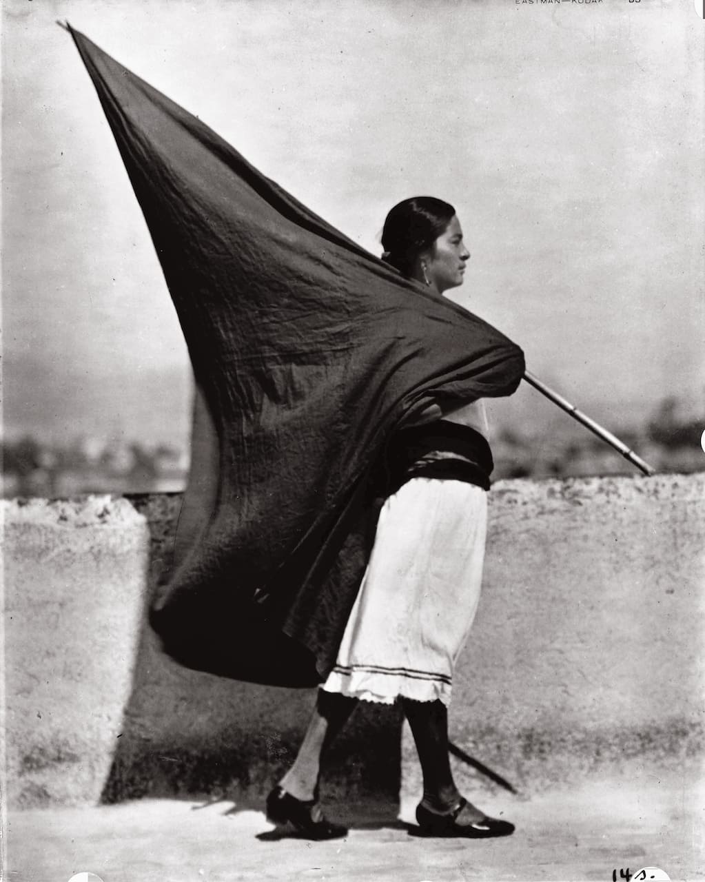 Tina Modotti, Donna con bandiera, Città del Messico, 1928