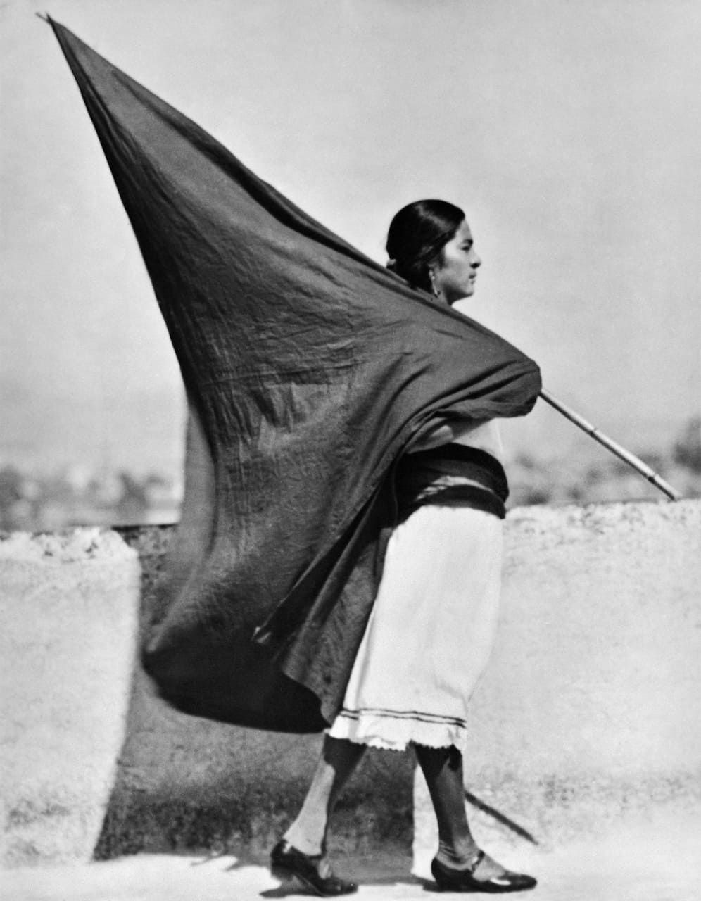 Tina Modotti, Donna con bandiera, Messico, 1928 ca.
