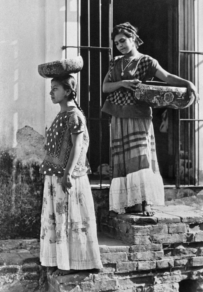 Tina Modotti, Donne di Juchitán con jìcara, Messico, 1929 ca.