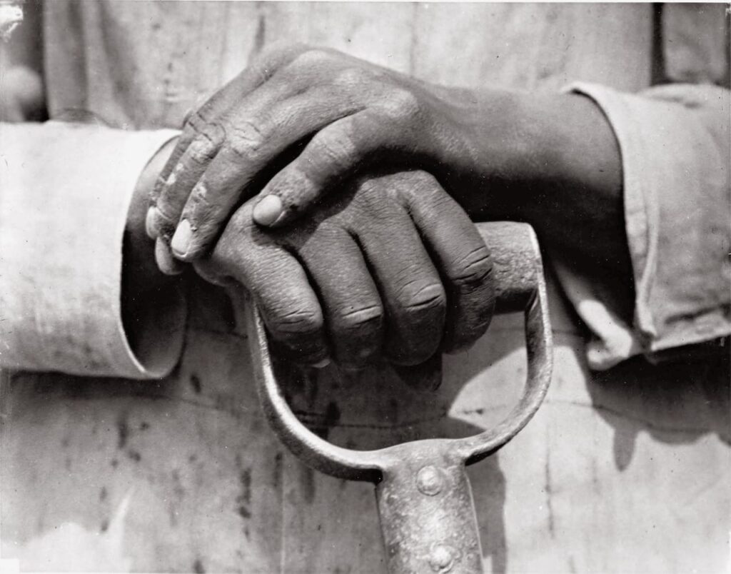 Tina Modotti, Mani che poggiano su utensile da lavoro, le mani di un lavoratore dell'edilizia, 1926