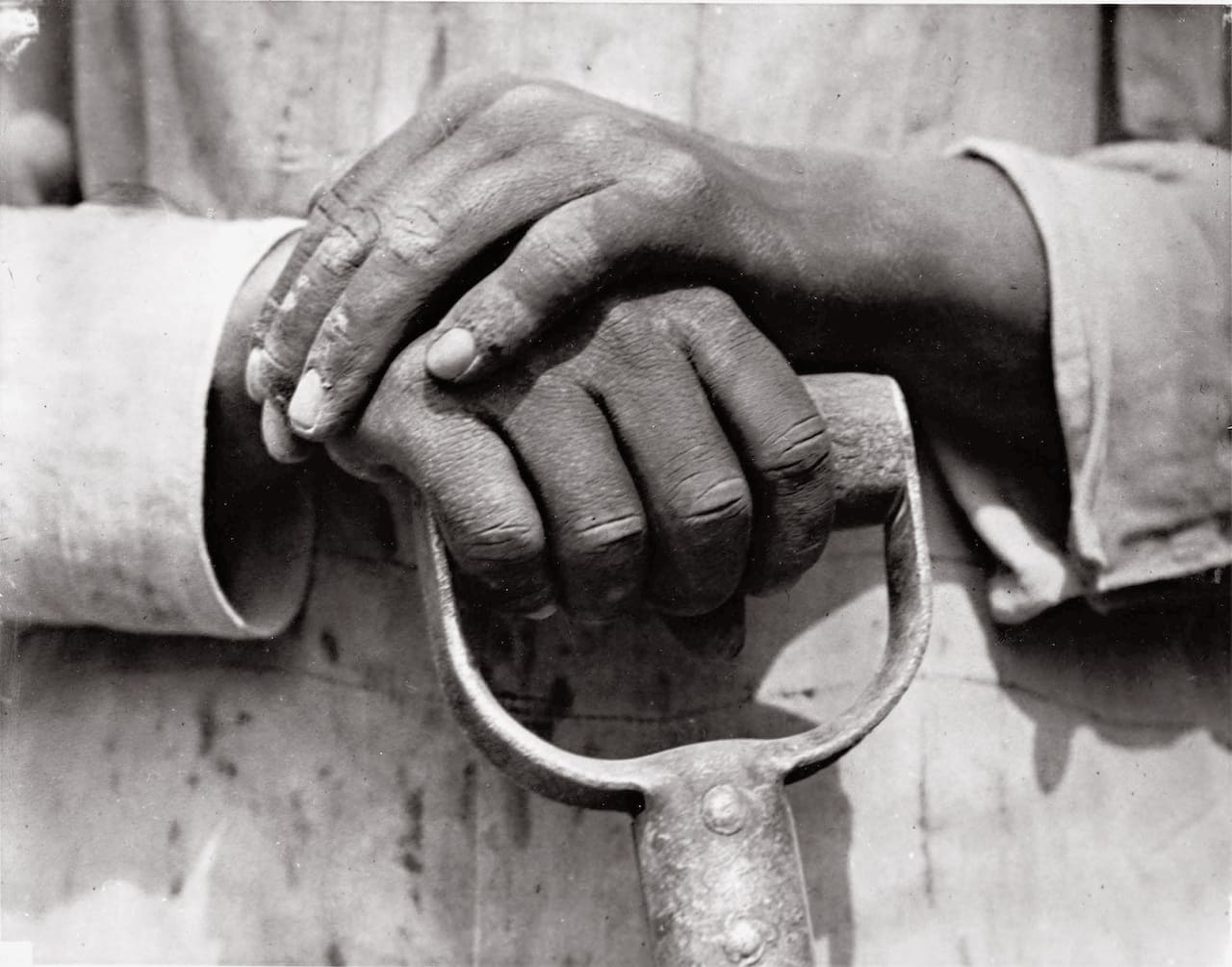 Tina Modotti, Mani che poggiano su utensile da lavoro, le mani di un lavoratore dell'edilizia, 1926