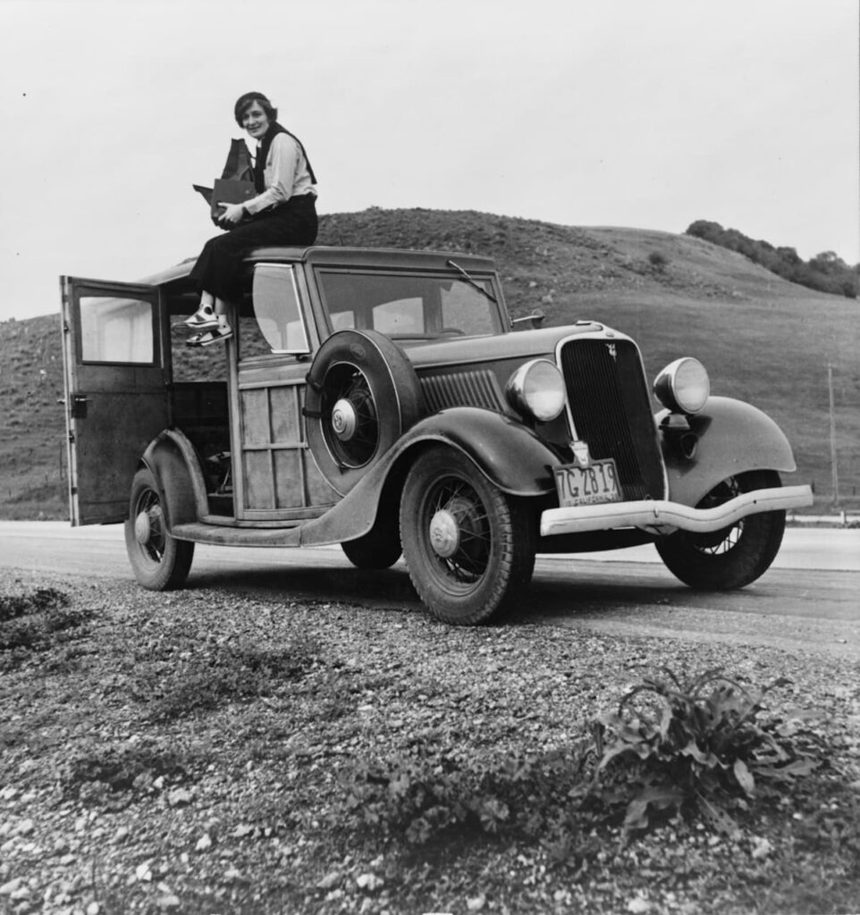Autore anonimo: Dorothea Lange, Resettlement Administration photographer, in California 1936 Farm Security Administration, Office of War Information Photograph Collection, Library of Congress Prints and Photographs Division Washington, D.C., USA