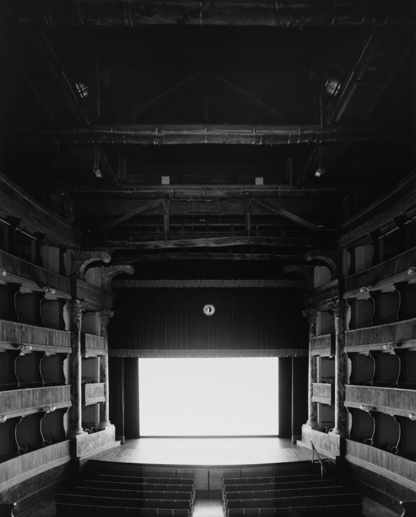 Hiroshi Sugimoto, Teatro Sociale, Bergamo, 2015 stampa ai sali d’argento © Hiroshi Sugimoto