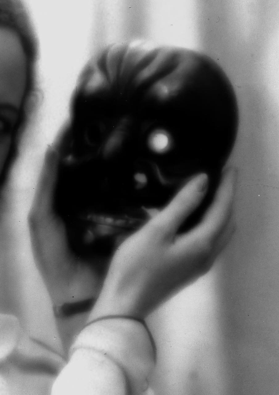 Leonardo Magrelli Dalla serie 57 giorni di immagini, 2023 1930 ca., Bruno Miniati, Ritratto di donna con maschera, Archivi Alinari © l’artista