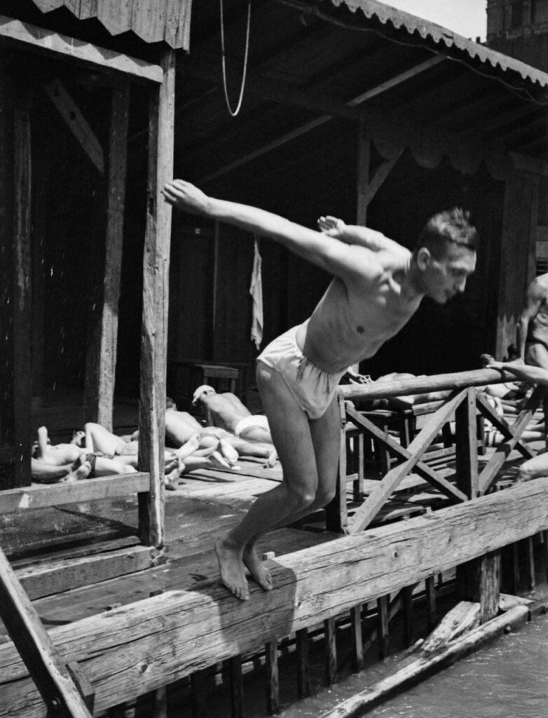 André Kertész Alla piscina Beicser mentre mi tuffo Budapest, 1917 © Donation André Kertész, Ministère de la Culture (France), Médiathèque du patrimoine et de la photographie, diffusion RMN-GP