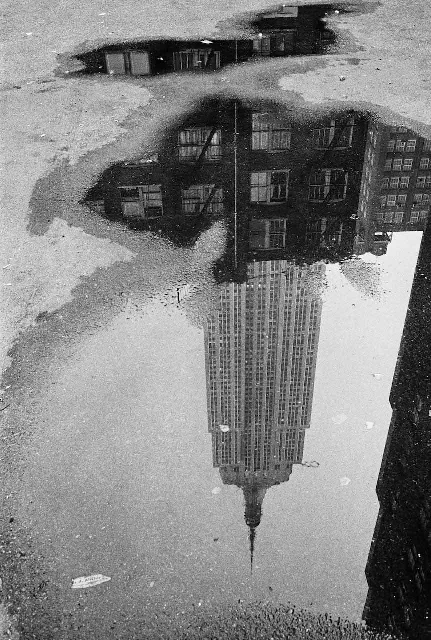 André Kertész Riflesso di un grattacielo in una pozzanghera New York, 1967 © Donation André Kertész, Ministère de la Culture (France), Médiathèque du patrimoine et de la photographie, diffusion RMN-GP