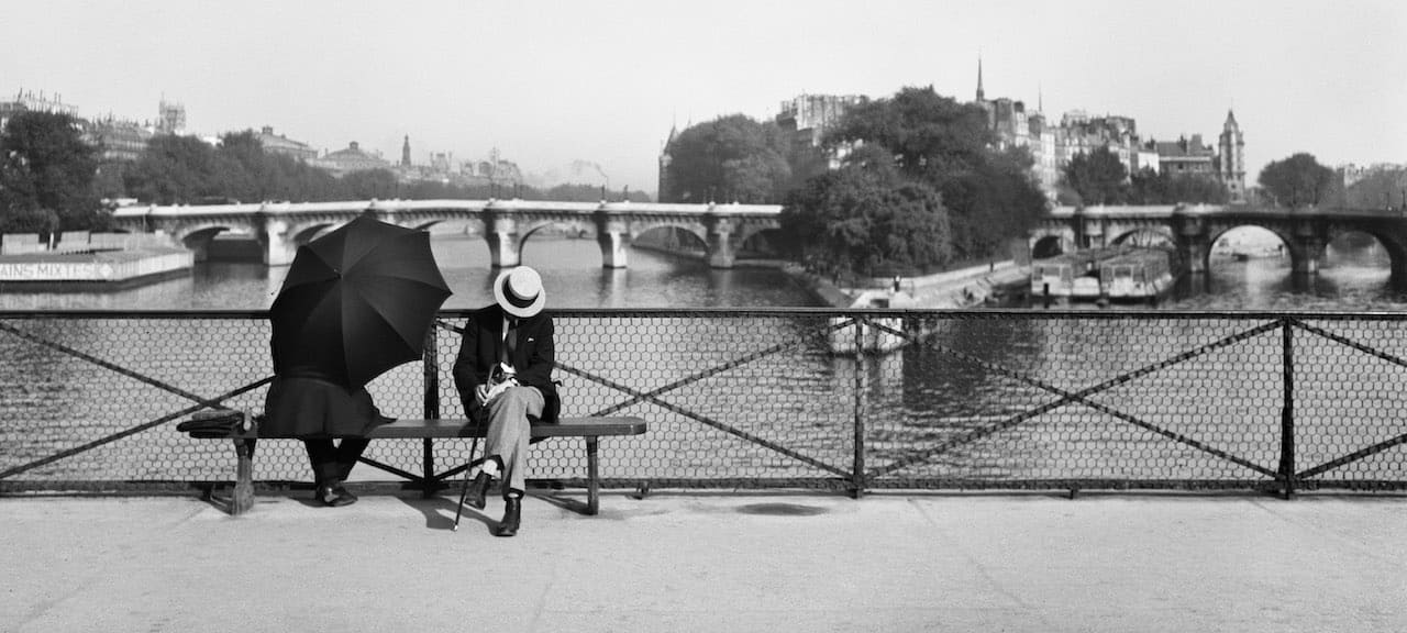 André Kertész Seuphor sul Ponte delle arti Parigi, 1926 © Donation André Kertész, Ministère de la Culture (France), Médiathèque du patrimoine et de la photographie, diffusion RMN-GP