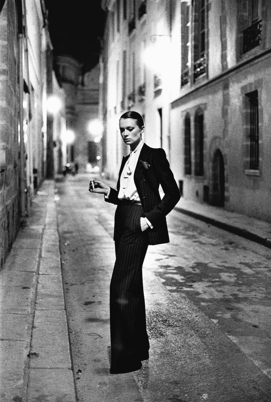 Helmut Newton Rue Aubriot, Yves Saint Laurent, Vogue Francia. Parigi, 1975 Rue Aubriot, Yves Saint Laurent, French Vogue. Paris, 1975 © Helmut Newton Foundation