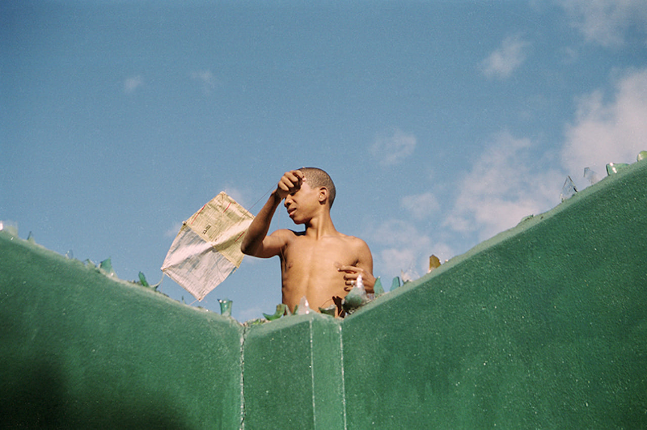Boy with kite, Cuba, 2004 © Daniele Tamagni / Courtesy Giordano Tamagni