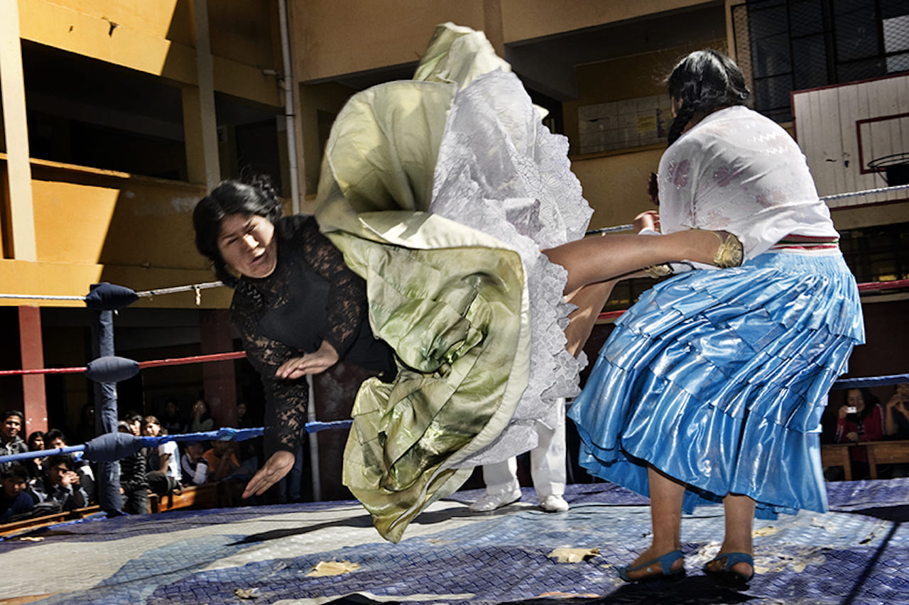 Carmen Rosa flying, from The Flying Cholitas, 2010 © Daniele Tamagni / Courtesy Giordano Tamagni