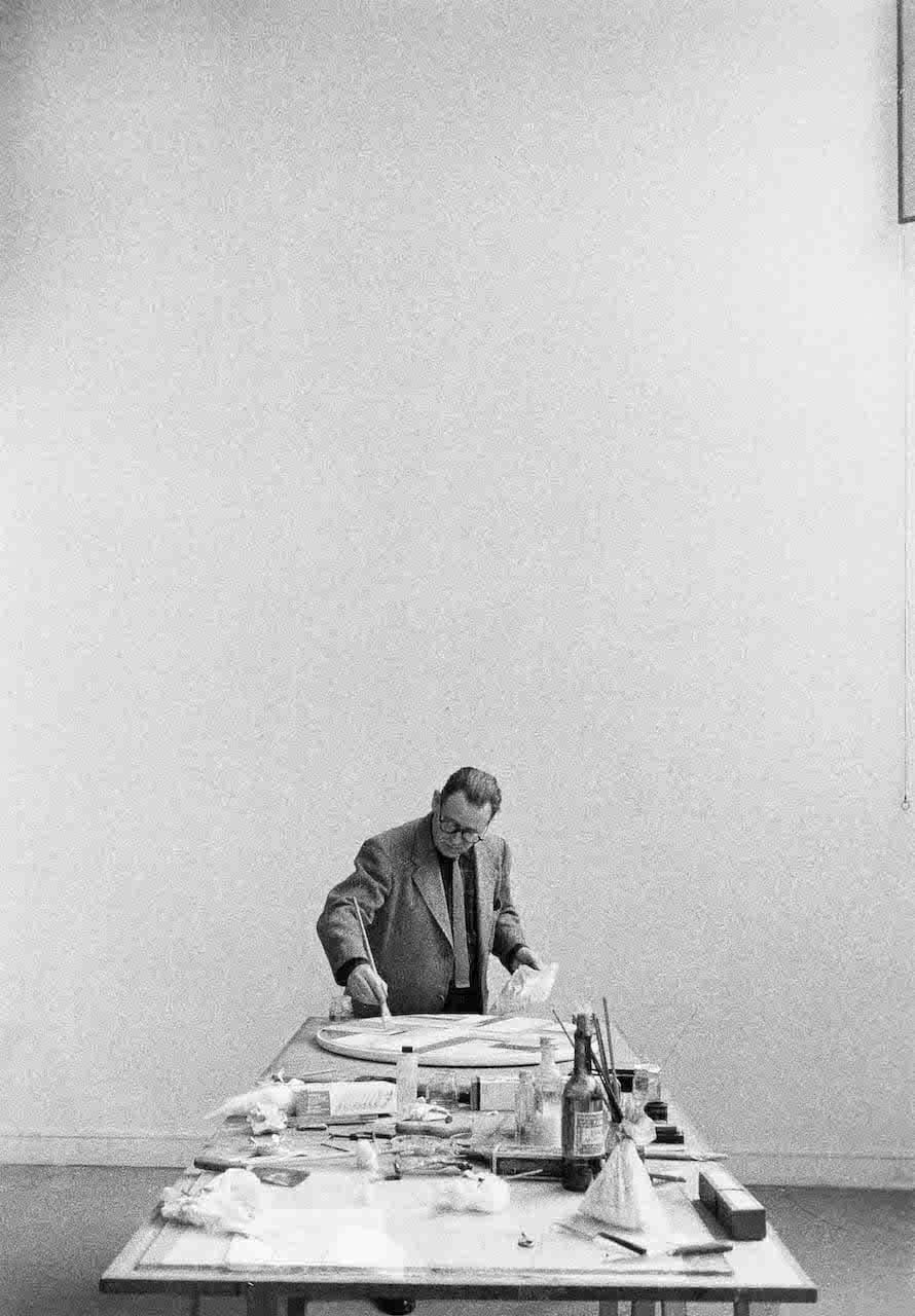 Ernst Scheidegger Fritz Glarner nel suo atelier di Parigi ca. 1955 © Stiftung Ernst Scheidegger-Archiv, Zürich; 2024, ProLitteris, Zurich