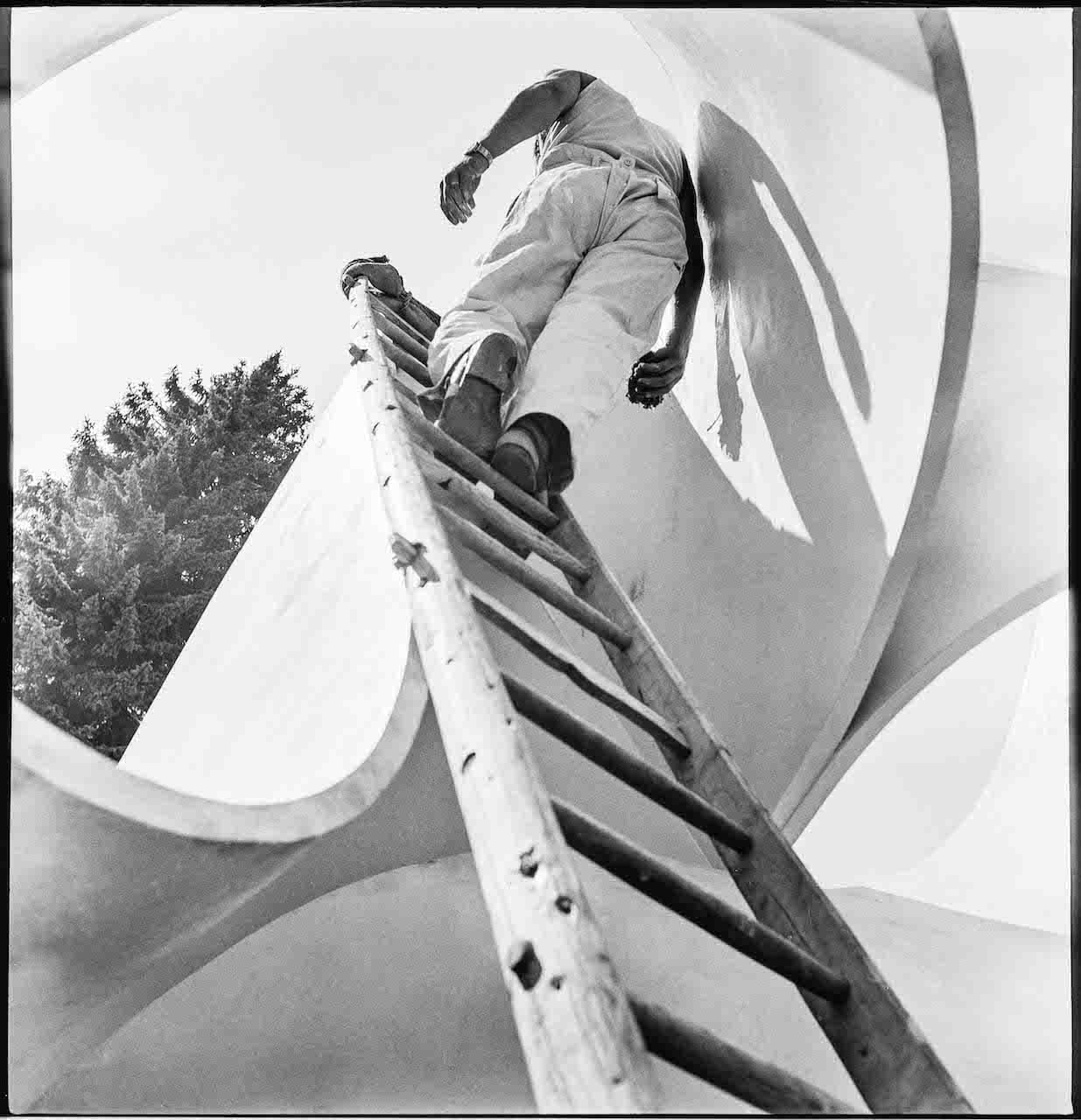 Ernst Scheidegger Installazione della scultura Kontinuität di Max Bill nella sua prima versione in gesso, Zurigo 1947 © Stiftung Ernst Scheidegger-Archiv, Zürich