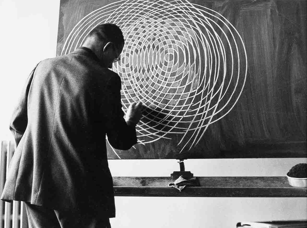 Ernst Scheidegger Max Bill insegna teoria delle forme alla Scuola di arti applicate di Zurigo ca. 1946 © Stiftung Ernst Scheidegger-Archiv, Zürich; 2024, ProLitteris, Zurich