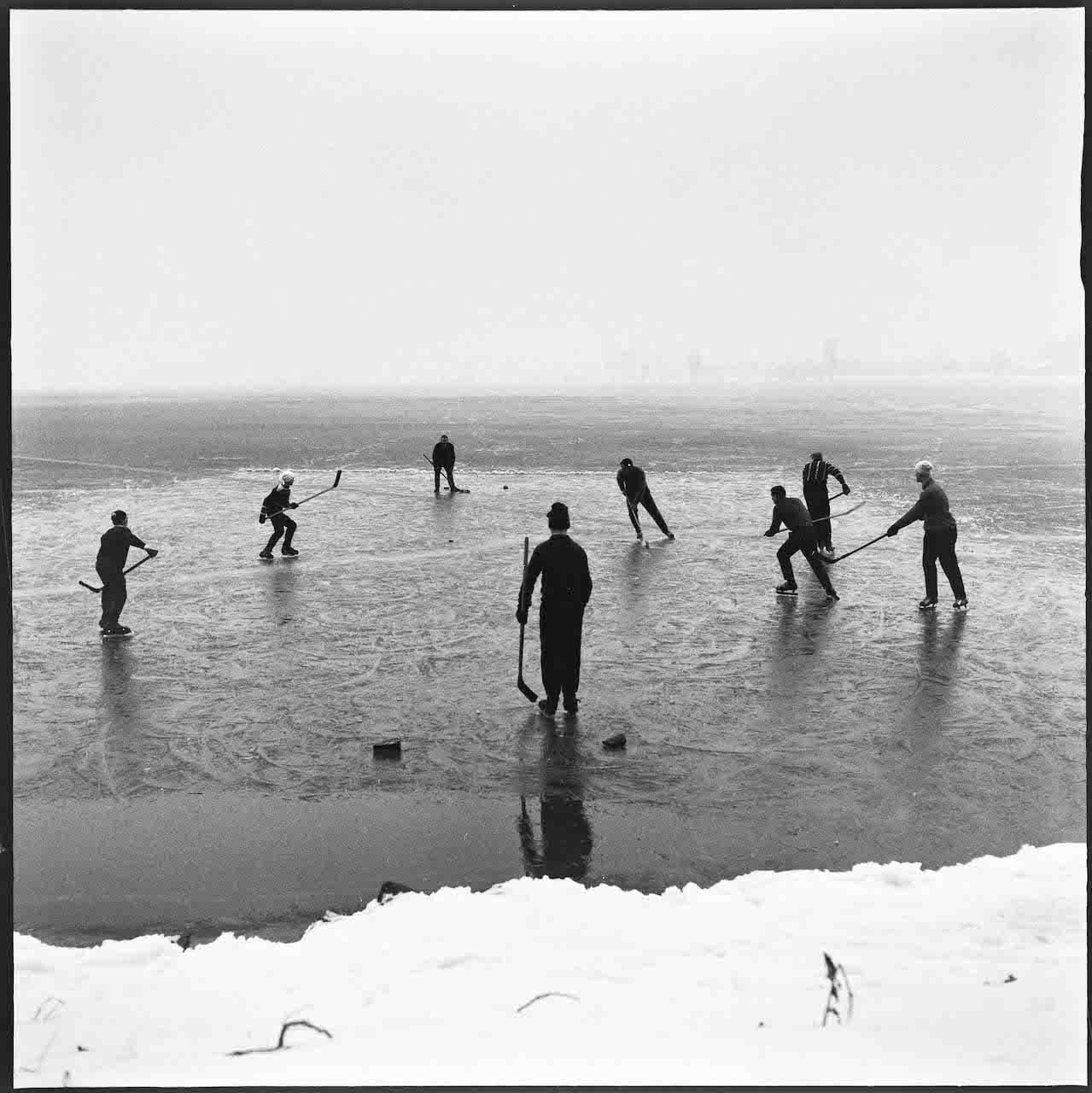 Ernst Scheidegger Partita di hockey su un lago ghiacciato primi anni Sessanta © Stiftung Ernst Scheidegger-Archiv, Zürich