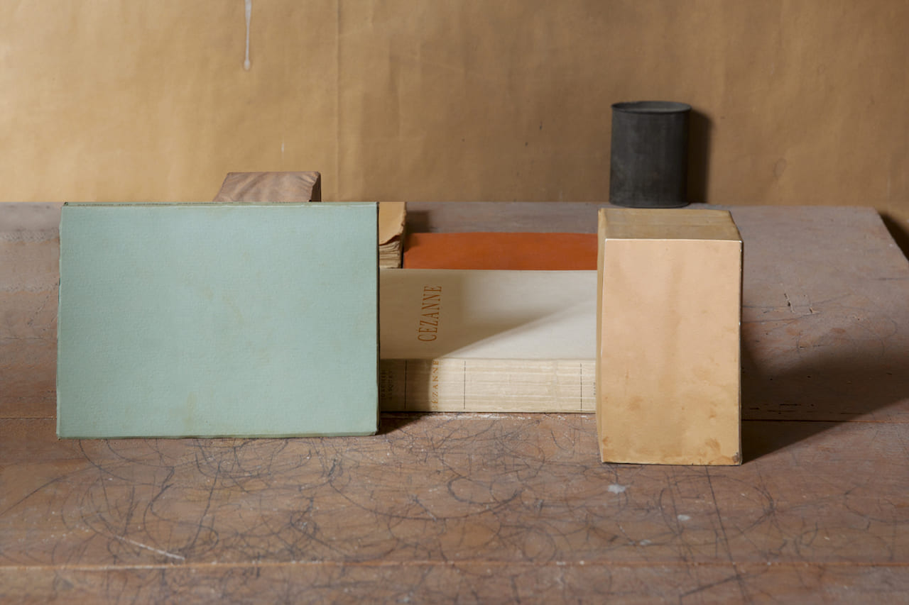 Mary Ellen Bartley Box, Books and Ca, 2022 stampa d’archivio a pigmento montata su dibond 68,58 x 91,44 cm