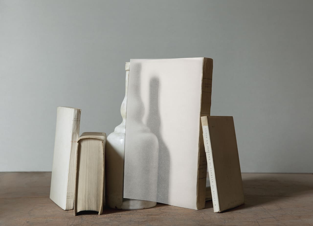 Mary Ellen Bartley Large White Bottle and Shadow, 2022 stampa d’archivio a pigmento montata su dibond 68,58 x 91,44 cm