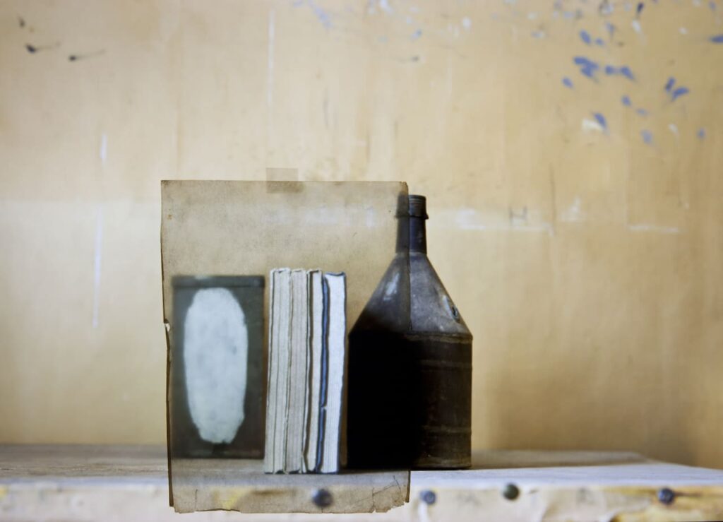 Mary Ellen Bartley Oil can glassine, 2022 stampa d’archivio a pigmento montata su dibond 43,18 x 55,8 cm