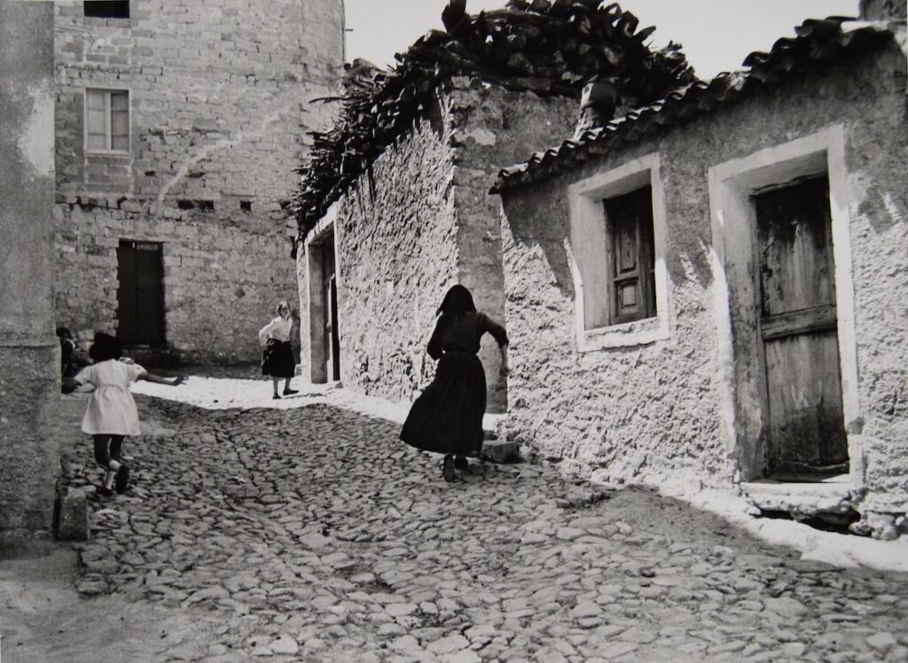 Biennale Fotografia Femminile Mantova 2024, Lisetta Carmi, Orgosolo, 1964. Copyright Martini Ronchetti, courtesy archivio Lisetta Carmi