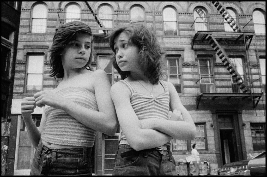 Fotografia Europea 2024 - USA. New York City. 1976. Little Italy. Dee and Lisa on Mott Street © Susan Meiselas/Magnum Photos