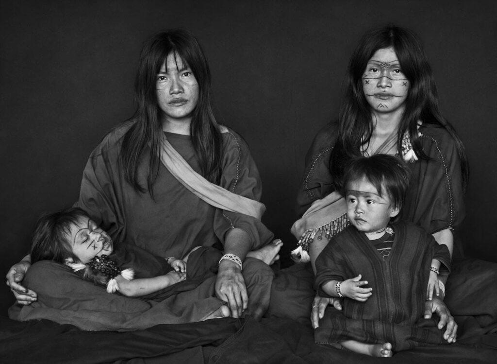 Sebastião Salgado mostra trieste - Onãtxo e Thõwero, rispettivamente figlia e nipote di Winko Asháninka, con i figli. Territorio indigeno Kampa do Rio Amônea, Stato di Acre, 2016 © Sebastião Salgado/Contrasto